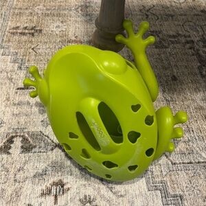 Boon Frog bath toy scoop and storage